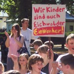 Kinder fordern ihre Rechte ein und demonstrierten in Eichwalde im Juni 2008 für einen neun Kinderspielplatz.