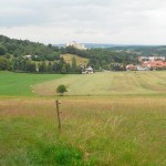 „Schau ins Land“ ist auf einer Bank bei Kilometer 91 zu lesen. Der Blick in die Landschaft ist wirklich schön.